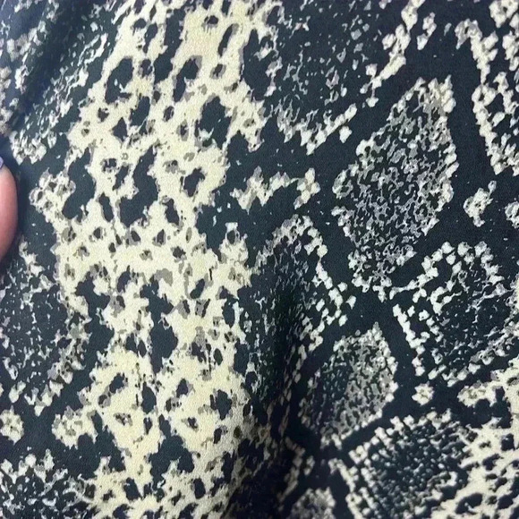 Vince Camuto Lace Yoke Snake Charm Long Sleeve Top Size Medium Rich Black - Picture 6 of 12